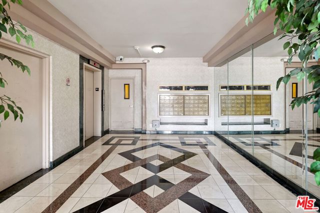 14050 Magnolia Boulevard, Sherman Oaks CA: https://media.crmls.org/mediaz/2cc3305b-5322-419e-a575-33a2510ef219.jpg