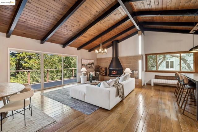 2560 Carisbrook Dr, Oakland CA: https://media.crmls.org/mediaz/2cc4a03b-5167-4927-a203-f153dc9e133e.jpg