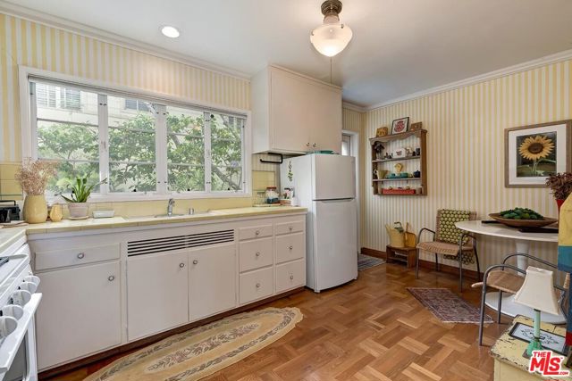 11901 Sunset Blvd Boulevard, Brentwood CA: https://media.crmls.org/mediaz/2cc6c541-dadb-405a-ad77-f4cc809e8fec.jpg
