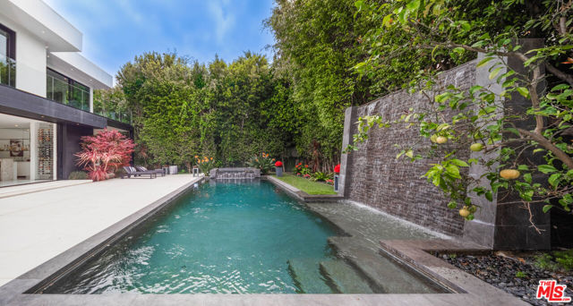 511 N Rexford Drive, Beverly Hills CA: https://media.crmls.org/mediaz/2cc7724c-b93e-4e87-9c20-8030459587a5.jpg