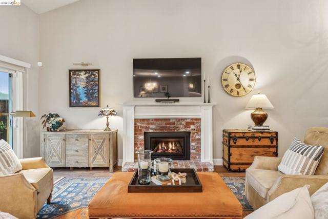 2090 Shady Creek Pl., Danville CA: https://media.crmls.org/mediaz/2cc8f9de-8071-4208-aded-f229cf0fe4d3.jpg