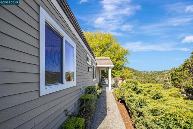 2280 Hastings Dr, Belmont CA: https://media.crmls.org/mediaz/2cc91cb3-eb04-475c-b83d-1d31f64259d5.jpg