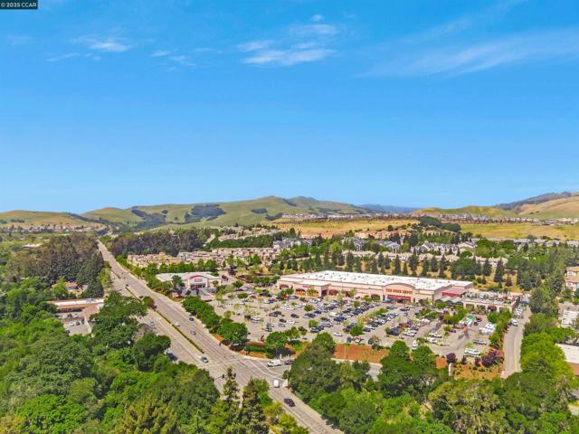 2782 Canyon Creek Dr, San Ramon CA: https://media.crmls.org/mediaz/2cc956e8-56d8-4a39-a211-96c9242368d7.jpg