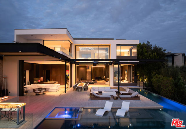 1305 Collingwood Place, Los Angeles CA: https://media.crmls.org/mediaz/2cc99830-3aaa-4028-ad95-a2da23321ceb.jpg