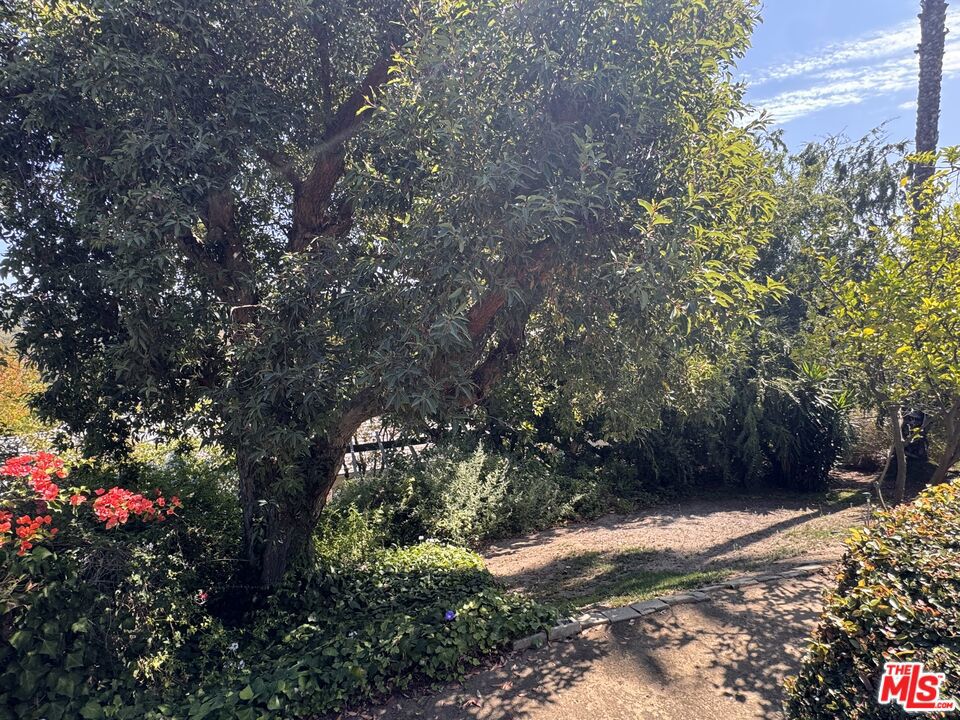 https://media.crmls.org/mediaz/2cc9d28f-81c7-400a-8738-599dc88ec7b5.jpg?preset=X-Large