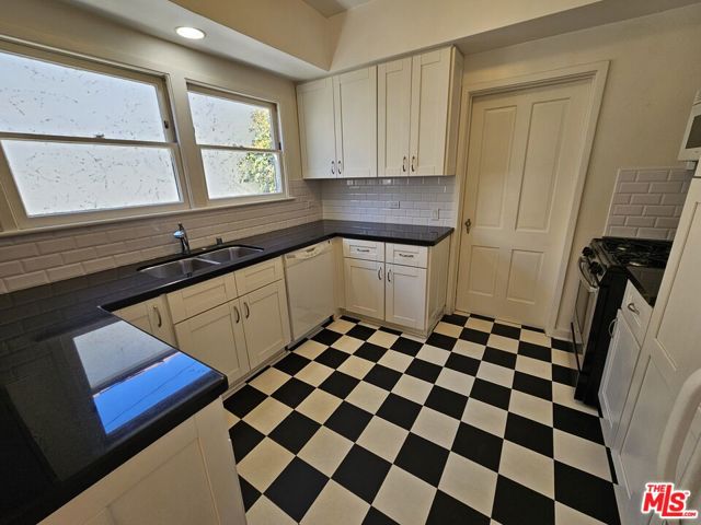 441 1/2 S Palm Drive, Beverly Hills CA: https://media.crmls.org/mediaz/2cca0285-833d-4828-9756-ead97aec9a0a.jpg