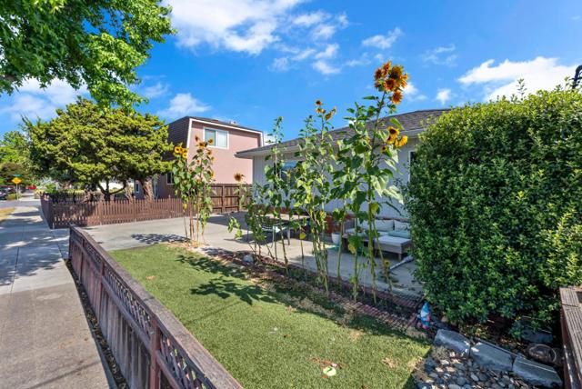 1567 Hawes Court, Redwood City CA: https://media.crmls.org/mediaz/2cca3545-880b-4aae-a6b7-c8fb531b0690.jpg