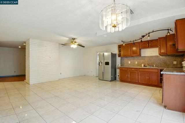 9121 Eaglepoint Ln, Stockton CA: https://media.crmls.org/mediaz/2cca5501-4cf7-4b91-b21e-22234664c749.jpg