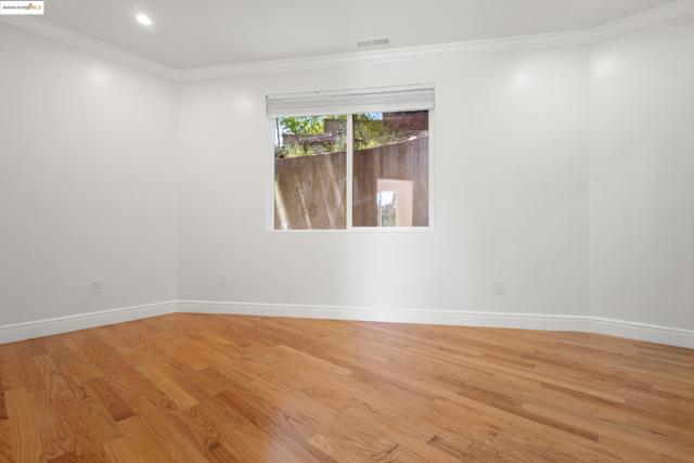 5915 Balboa Dr, Oakland CA: https://media.crmls.org/mediaz/2cca7af6-3b52-436d-9afe-7c562d7b144f.jpg