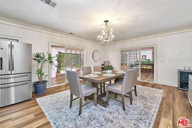 728 S Windsor Boulevard, Los Angeles CA: https://media.crmls.org/mediaz/2cca8ad1-f72b-466d-8729-647f56384408.jpg