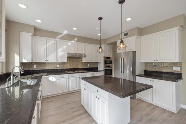 6013 Oakgate Row, La Jolla CA: https://media.crmls.org/mediaz/2ccadb39-f9a8-4f55-bbce-1e5357abe806.jpg