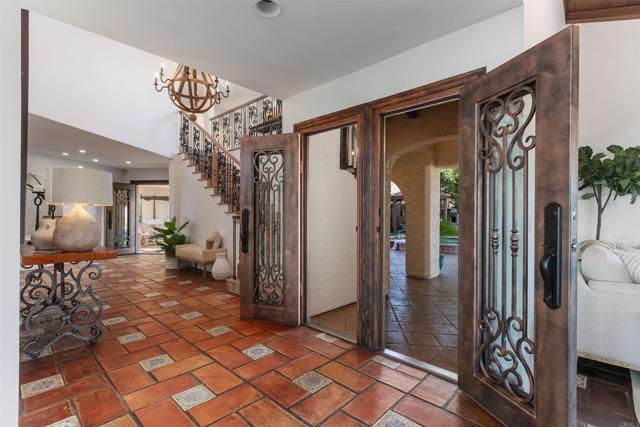 6817 Vianda Ct Court, Carlsbad CA: https://media.crmls.org/mediaz/2ccb12e5-dcdc-4394-953d-10e6406799cc.jpg