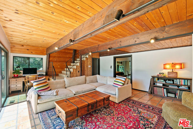 25813 Dark Creek Road, Calabasas CA: https://media.crmls.org/mediaz/2ccb2cf2-4f46-4c5a-a607-8fbf5d1bef10.jpg