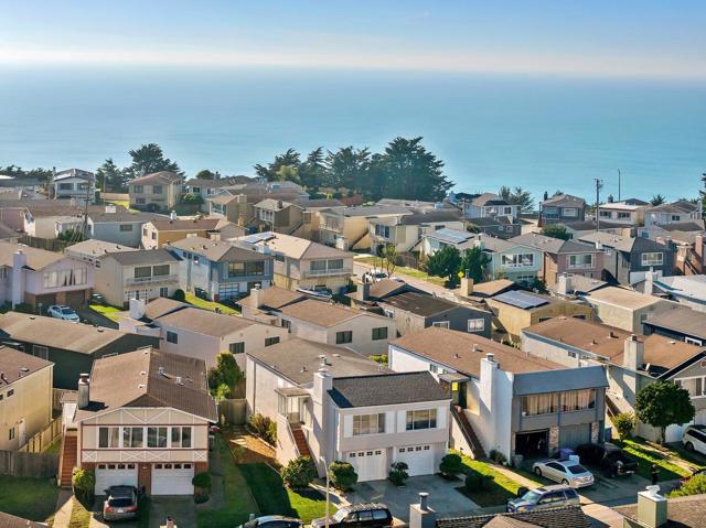 15 Eastridge Circle, Pacifica CA: https://media.crmls.org/mediaz/2ccb43d6-2e05-43ad-9c58-6ac6b861cf34.jpg
