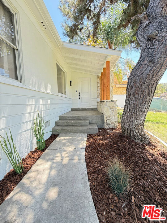 3964 Goodland Place, Studio City CA: https://media.crmls.org/mediaz/2ccb90e8-815f-4986-9882-5d6b3481f415.jpg