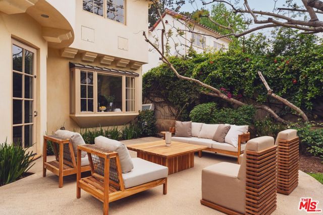 223 24th Street, Santa Monica CA: https://media.crmls.org/mediaz/2ccbff64-a809-4fc2-ba51-8f0874e5e26b.jpg