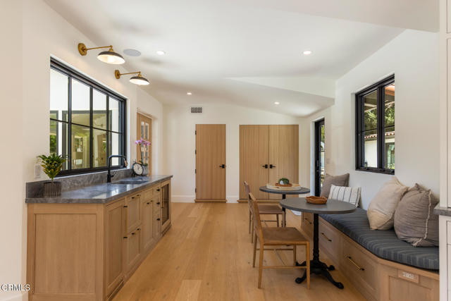 4435 Encinas Drive, La Canada Flintridge CA: https://media.crmls.org/mediaz/2ccc3377-262d-43be-9446-bdbe60388826.jpg