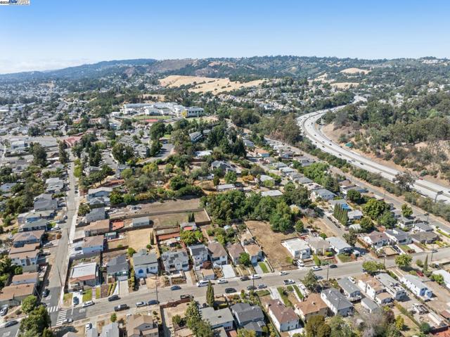 2643 99Th Ave, Oakland CA: https://media.crmls.org/mediaz/2ccc5ebd-0a99-4535-82e4-fb0de0bbe0a4.jpg