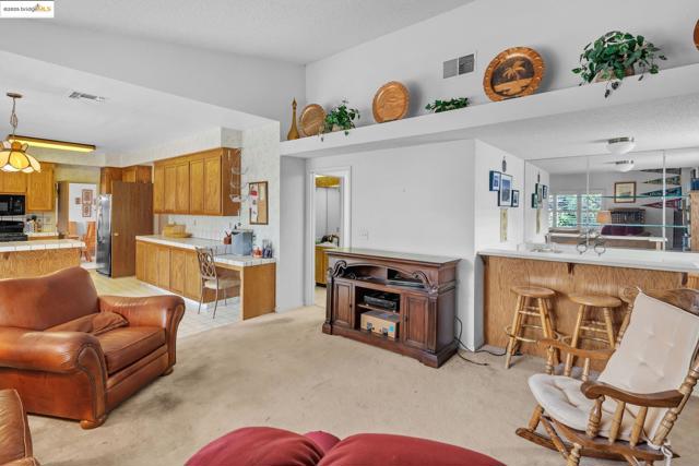 363 Limerick Way, Vacaville CA: https://media.crmls.org/mediaz/2ccc6ee9-5368-4e58-836f-fef37ab6420a.jpg