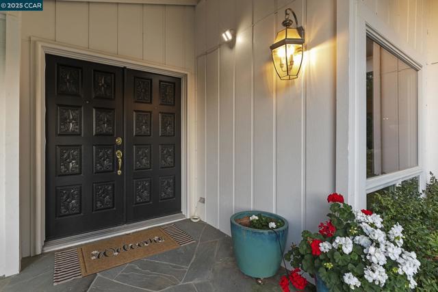 120 Heritage Oaks Pl, Alamo CA: https://media.crmls.org/mediaz/2cce8a29-b76e-4678-832d-fb8cb44daae0.jpg