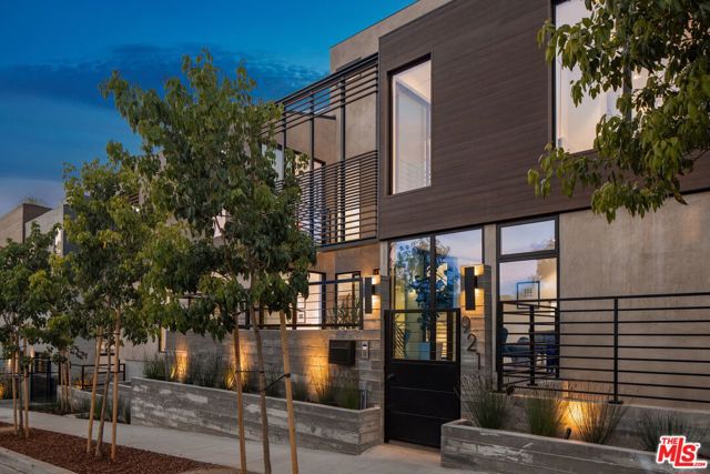 927 1/2 Hilldale Avenue, West Hollywood CA: https://media.crmls.org/mediaz/2ccefbff-b2ba-49e1-8a94-dc035818b741.jpg