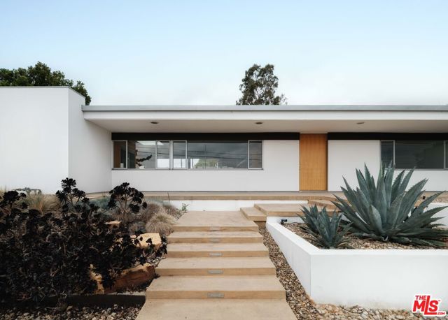 1705 Summitridge Drive, Beverly Hills CA: https://media.crmls.org/mediaz/2ccf08c6-4152-4b10-9374-c487ea877bc2.jpg