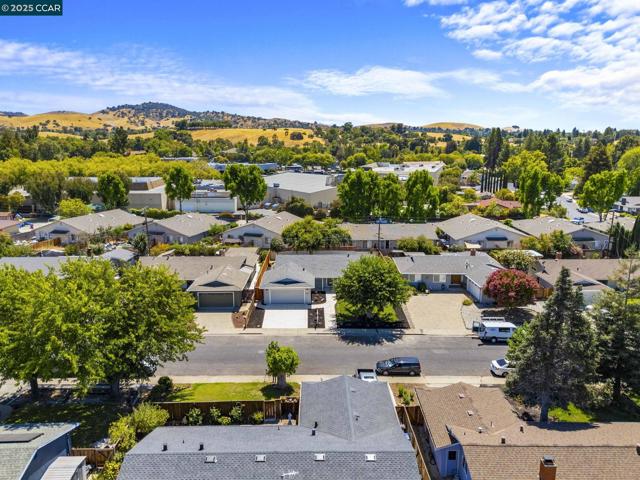 4650 Regina Ln, Concord CA: https://media.crmls.org/mediaz/2cd0f52f-7095-4991-a010-a952b656ec2f.jpg
