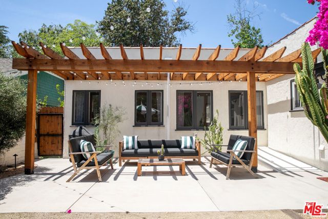 898 N Chester Avenue, Pasadena CA: https://media.crmls.org/mediaz/2cd1698c-4627-4909-8a36-5857da20c637.jpg