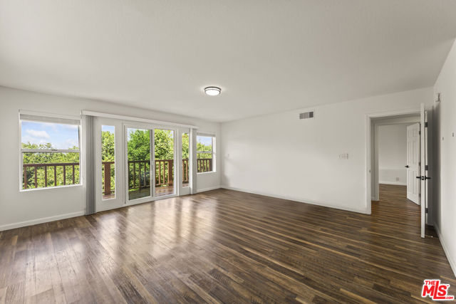 11621 Sunshine Terrace, Studio City CA: https://media.crmls.org/mediaz/2cd29852-3a30-4591-a00b-d56cc9d8d9f4.jpg
