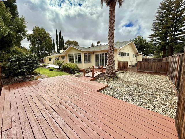 5647 Southbrook Dr, Clayton CA: https://media.crmls.org/mediaz/2cd334dc-be15-4bae-a913-c47c059797e9.jpg