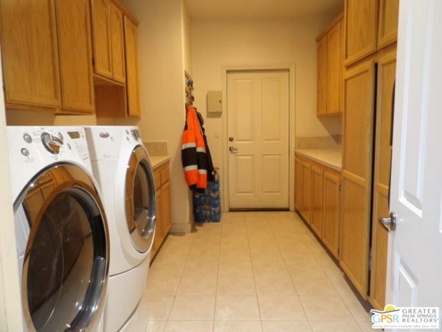 6950 Oak View Court, Oak Hills CA: https://media.crmls.org/mediaz/2cd39420-c74c-48d7-844e-7c70ee249efd.jpg