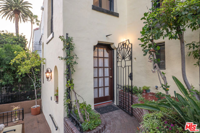 6655 Emmet Terrace, Los Angeles CA: https://media.crmls.org/mediaz/2cd47718-9fc7-4d06-b134-6dbfcffd7fe3.jpg