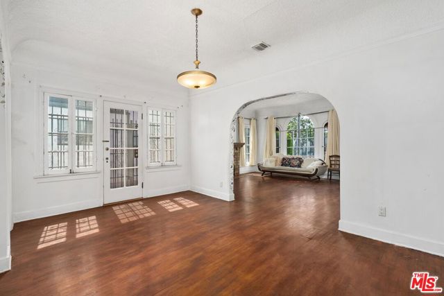 5021 Elmwood Avenue, Los Angeles CA: https://media.crmls.org/mediaz/2cd531b6-d5db-4173-ae86-3a766629a969.jpg