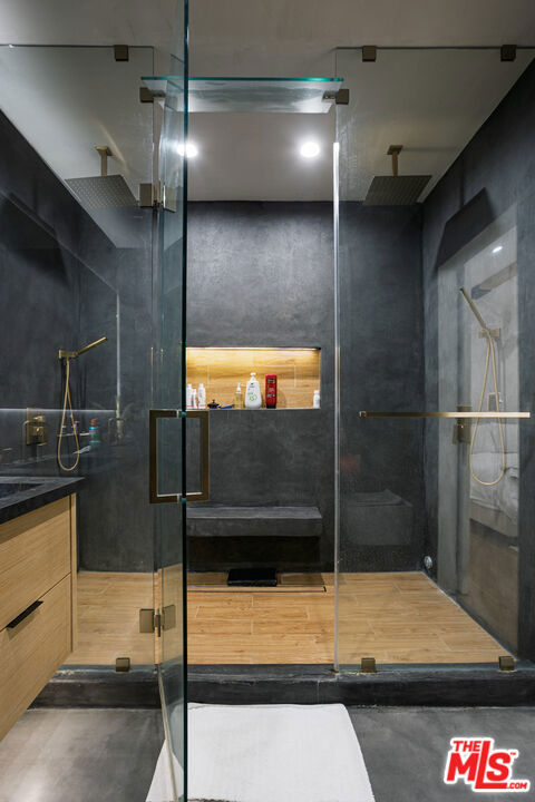 6610 Farralone Avenue, Woodland Hills CA: https://media.crmls.org/mediaz/2cd53ccc-fa26-48b4-bb8e-68417268576a.jpg