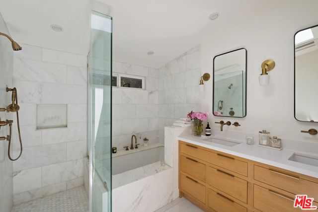 3366 Mandeville Canyon Road, Los Angeles CA: https://media.crmls.org/mediaz/2cd5ddad-2555-419b-8404-c71e0a4c6e9c.jpg