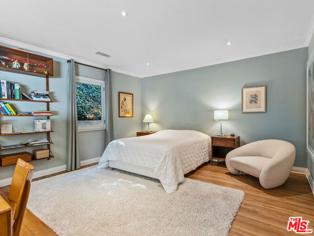 3818 Hollyline Avenue, Sherman Oaks CA: https://media.crmls.org/mediaz/2cd786f2-4424-490c-8c3c-6b25b7dd3ae8.jpg