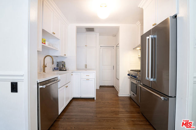 8260 Oakwood Avenue, Los Angeles CA: https://media.crmls.org/mediaz/2cd84fd4-c87d-47e9-95a9-676b2f937869.jpg