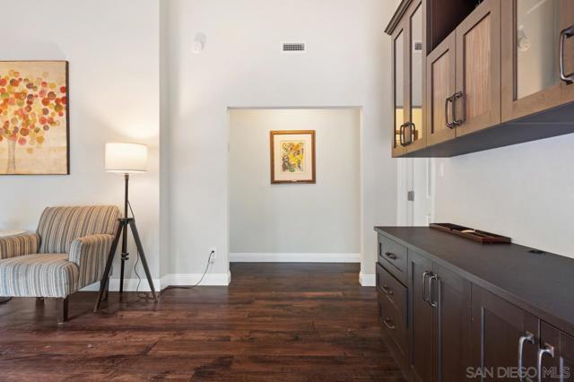8874 La Jolla Scenic Dr N, La Jolla CA: https://media.crmls.org/mediaz/2cd87d83-e331-4c88-a604-91cc5bb6d421.jpg