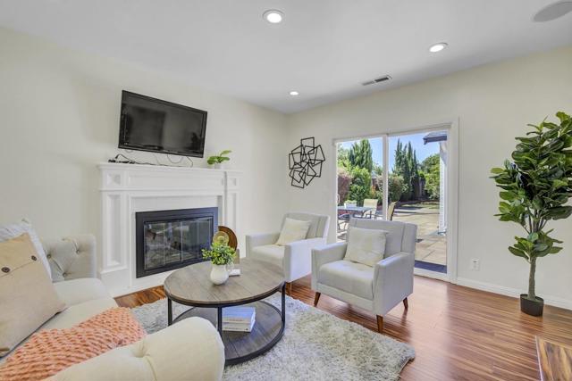 34863 Warwick Court, Fremont CA: https://media.crmls.org/mediaz/2cd8b5cf-215f-4236-9d24-4bde701e8ac0.jpg