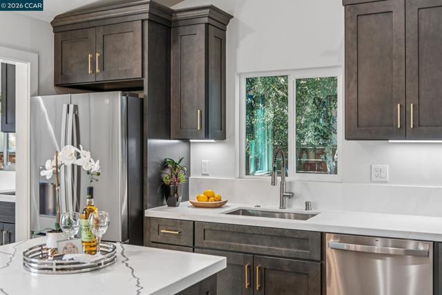 3017 Madeline St, Oakland CA: https://media.crmls.org/mediaz/2cd90592-3720-4864-8754-7f89a700a16e.jpg