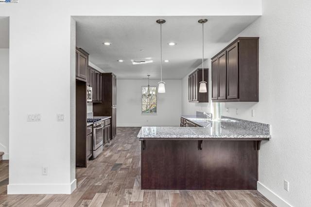 115 Lemon Blossom Ln, Patterson CA: https://media.crmls.org/mediaz/2cd91aaa-06b3-43a4-a888-a7f7657a9e31.jpg