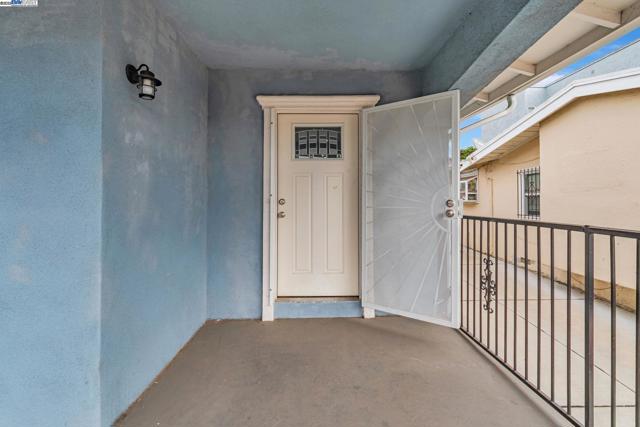 5444 Bancroft, Oakland CA: https://media.crmls.org/mediaz/2cd97ffa-5205-49ac-a06a-62c447c5f0a1.jpg