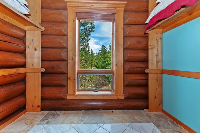 42400 Eagle Ridge, Big Bear CA: https://media.crmls.org/mediaz/2cda4ec2-5ed3-43a4-9b18-fe7cb9327c39.jpg