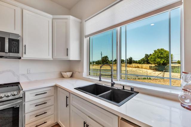 10055 Foothill Avenue, Gilroy CA: https://media.crmls.org/mediaz/2cda88fa-97f2-4bb7-92bd-716db907ff99.jpg