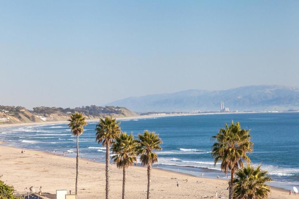 https://media.crmls.org/mediaz/2cdb89ba-b7d6-40dd-b1f1-0c185802aa01.jpg?preset=X-Large