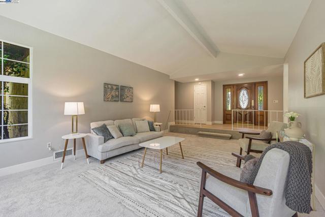 36 Barcelona Ct, Danville CA: https://media.crmls.org/mediaz/2cdc2199-c770-441b-9ee7-a8d3821cdf74.jpg