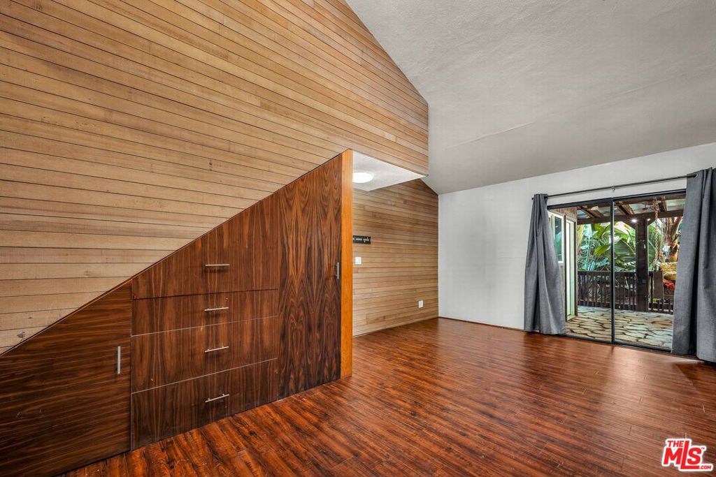 https://media.crmls.org/mediaz/2cdc4b60-a15a-4f2f-aad4-e38109f14c3f.jpg?preset=X-Large