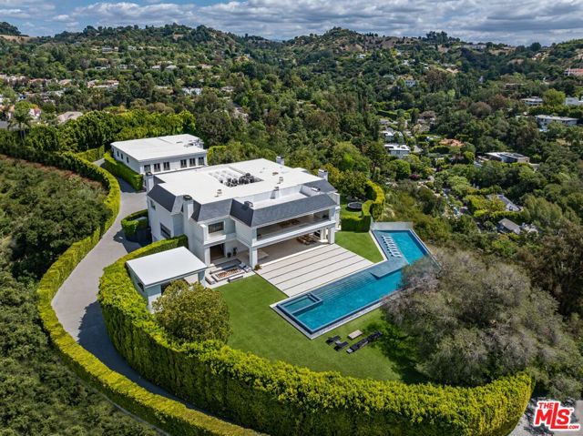 2571 Wallingford Drive, Beverly Hills CA: https://media.crmls.org/mediaz/2cdcbad9-a407-4928-8b38-b4afeaa4c310.jpg