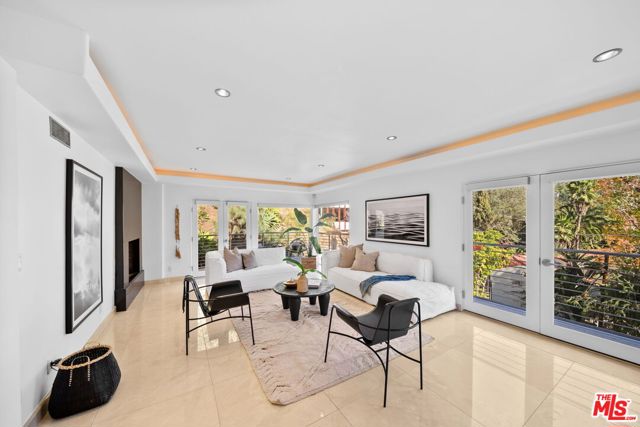 3111 Belden Drive, Los Angeles CA: https://media.crmls.org/mediaz/2cdd180d-2ea3-4792-9f99-82e3ab5a3820.jpg
