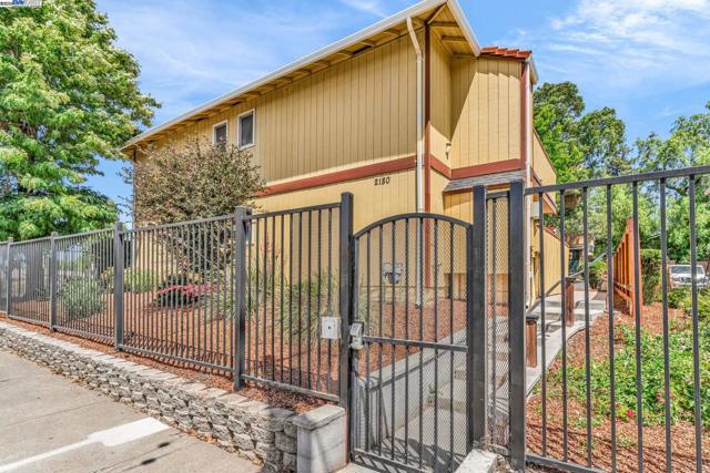 2170 Fremont St, Concord CA: https://media.crmls.org/mediaz/2cdd46f0-aceb-4c1d-9968-5560bdb859a9.jpg